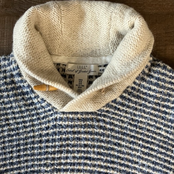 L.O.G.G. Cream and Blue Knit Sweater Wood Closer Detail Front Pocket - Picture 3 of 9